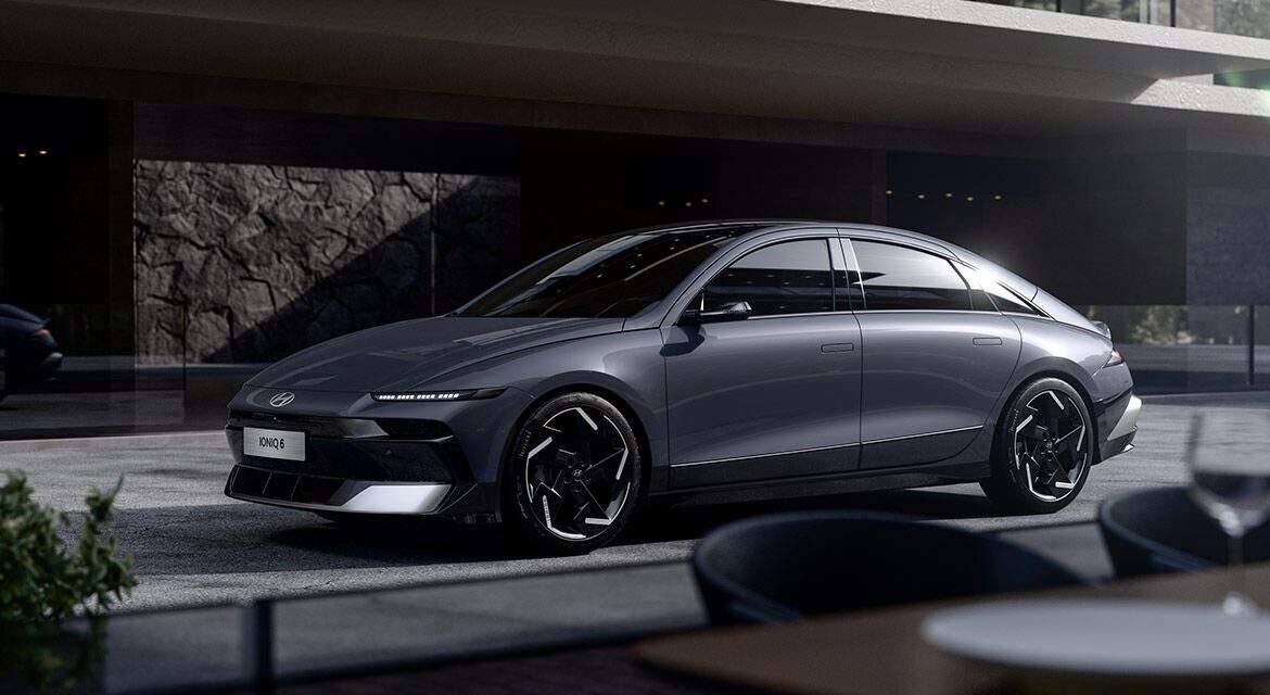 Серый электромобиль Hyundai IONIQ 6 с современным дизайном