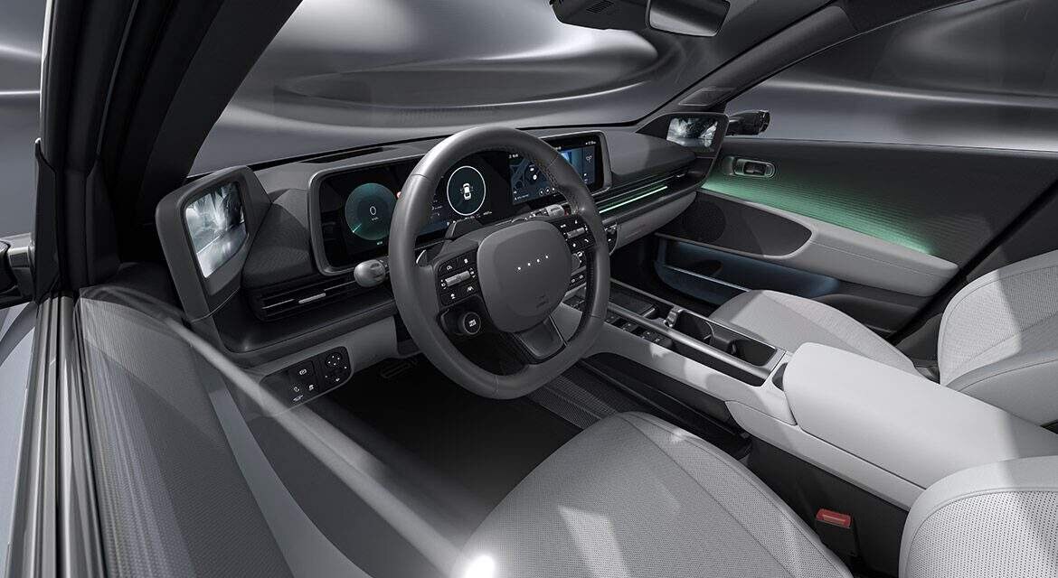 Интерьер электромобиля Hyundai IONIQ 6 цифровая приборная панель и рулевое колесо