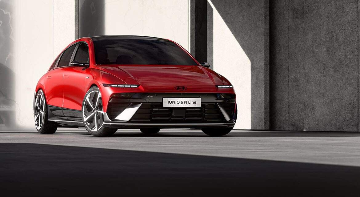 Красный электромобиль Hyundai IONIQ 6 спереди сбоку