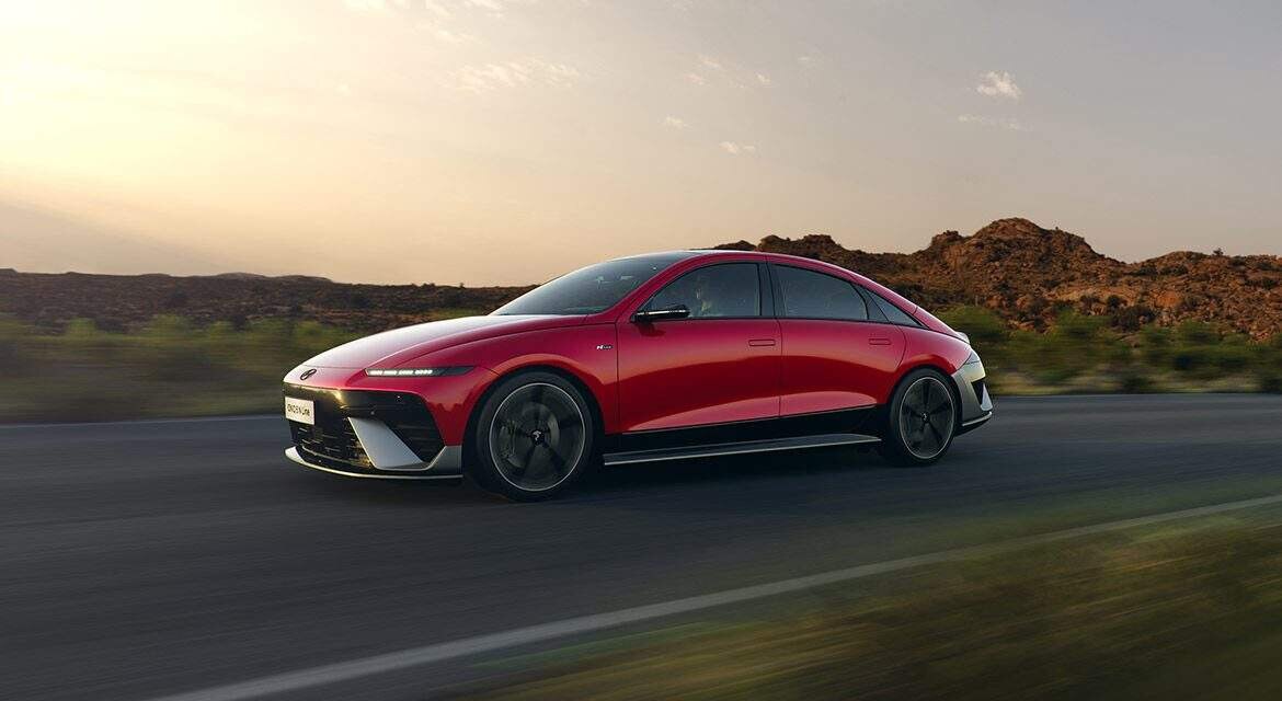Красный электромобиль Hyundai IONIQ 6 в движении по дороге