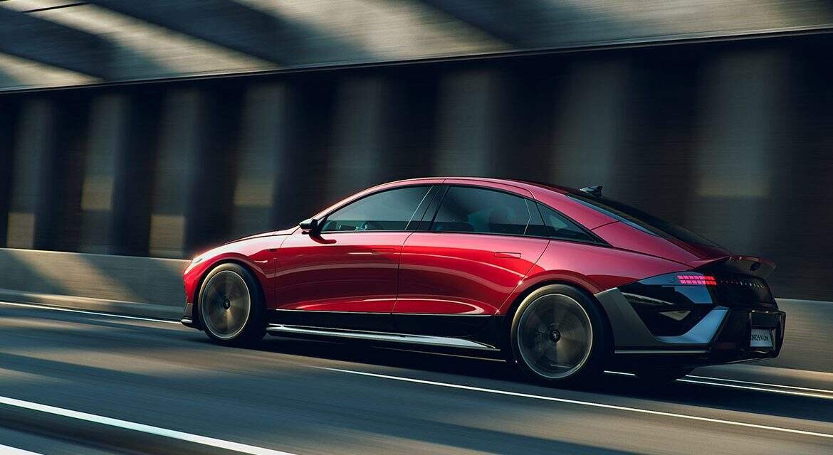 Красный Hyundai IONIQ 6 на скорости по трассе