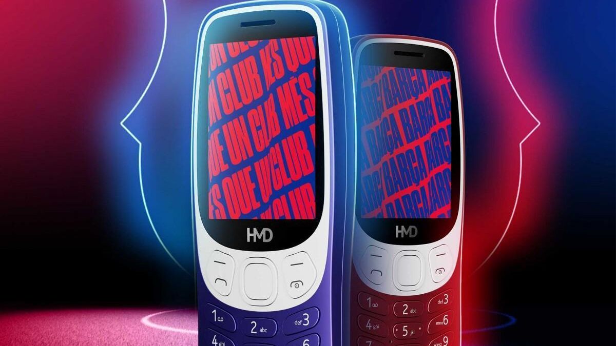 Два мобильных телефона HMD Fusion и HMD 3210 на фоне эмблемы Барселона