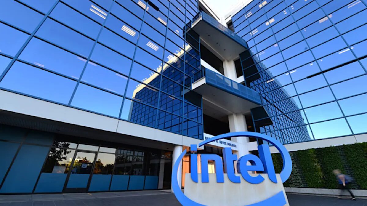 Фасад офисного здания Intel с логотипом на переднем плане