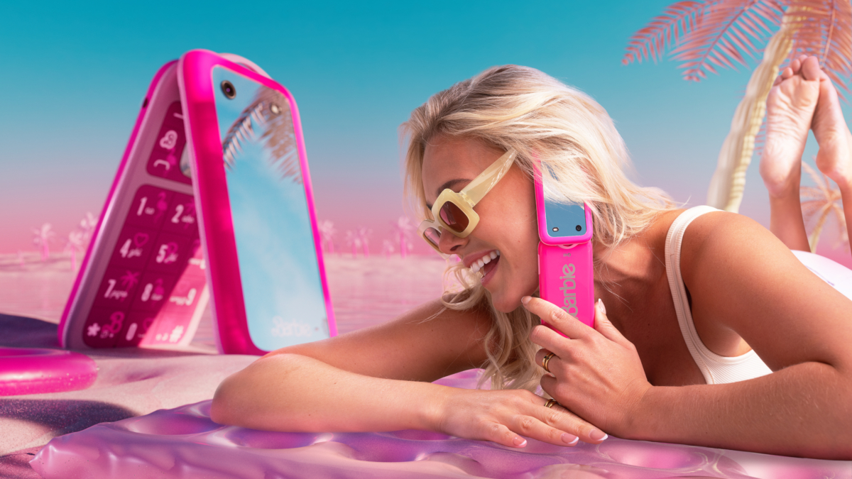 Кнопочный телефон HMD Barbie с розовой панелью в тропическом пейзаже для цифрового детокса 2025