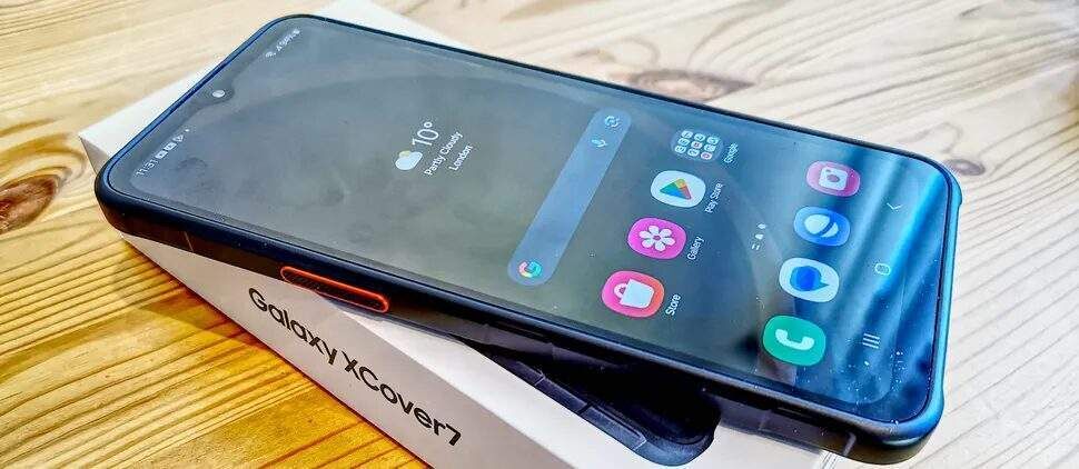 Современная гостиная с телевизором LG OLED evo W6