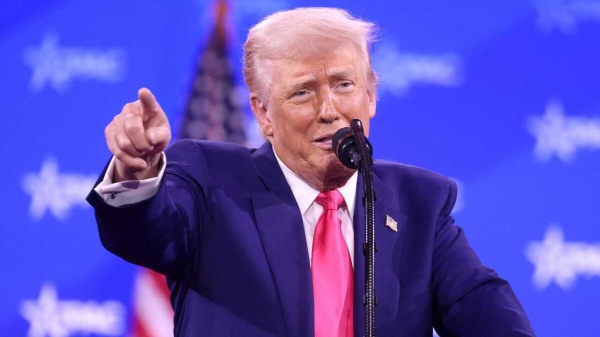 Дональд Трамп выступает на конференции с микрофоном на пресс-конференции