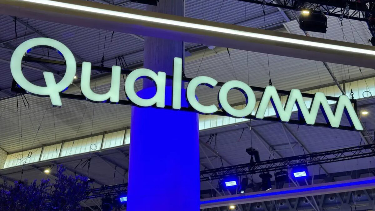 Выступающая световая вывеска Qualcomm на выставке
