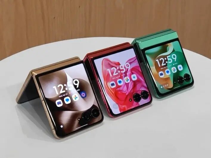 Три складных смартфона Motorola Razr в разных цветах