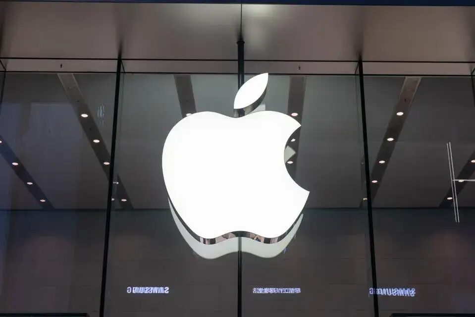 Яркая подсветка логотипа Apple на стеклянной витрине