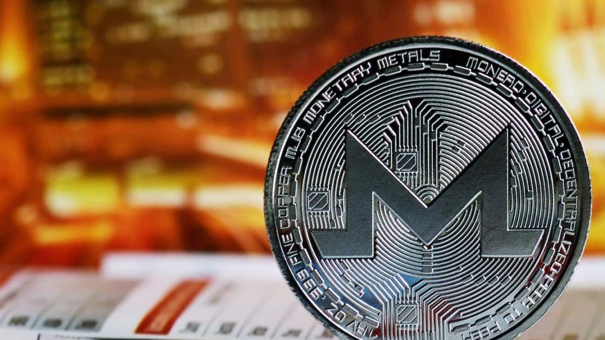 Монета Monero с логотипом крупным планом