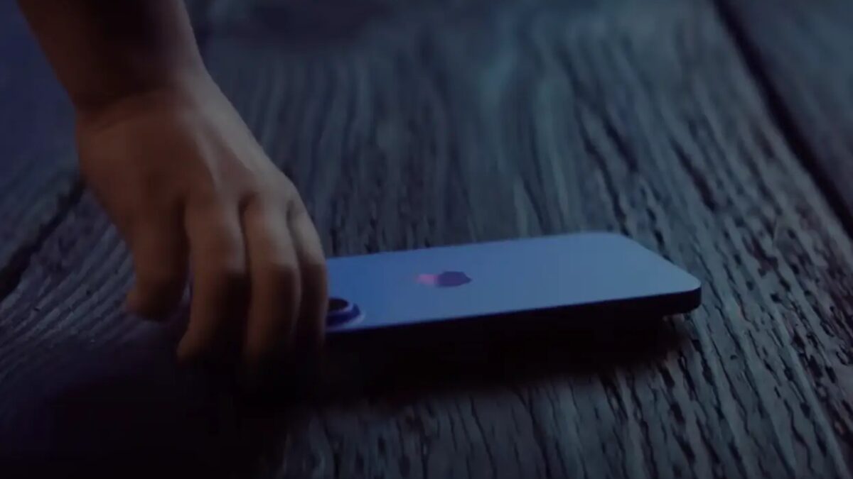 «Расслабьтесь, это iPhone 16»: Apple говорит в рекламе, что чехлы больше не нужны 2 iphone 16 dropped on wooden platform