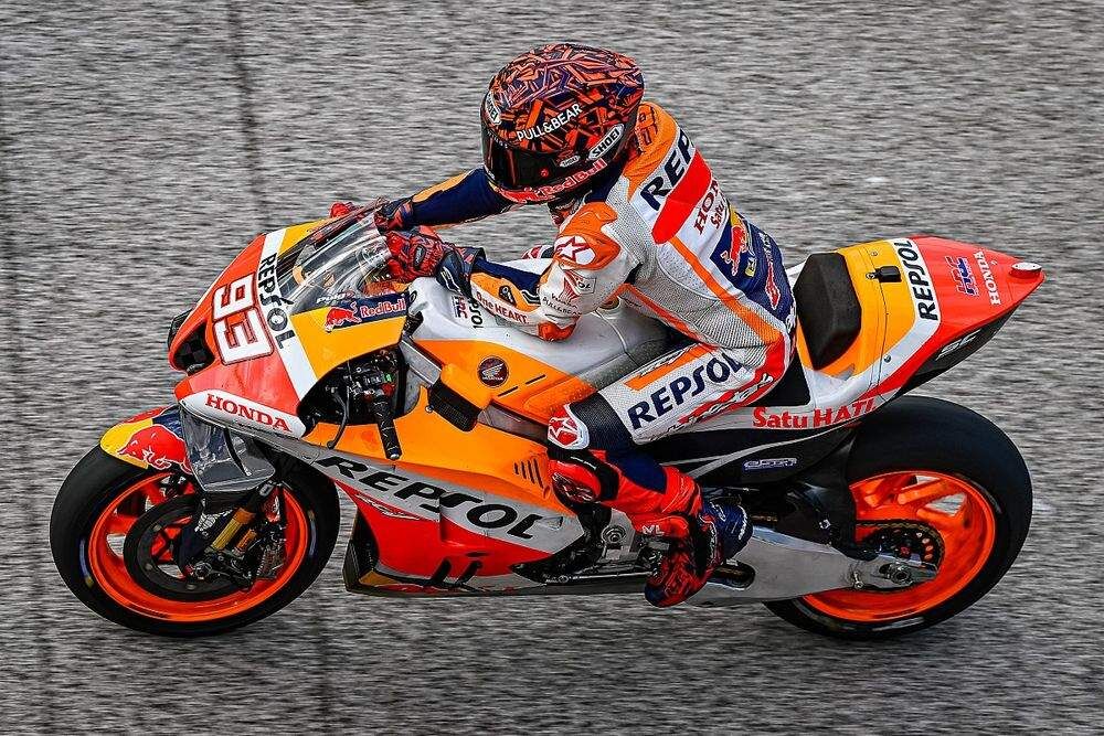 Мотогонщик на гоночном мотоцикле Honda Repsol в движении