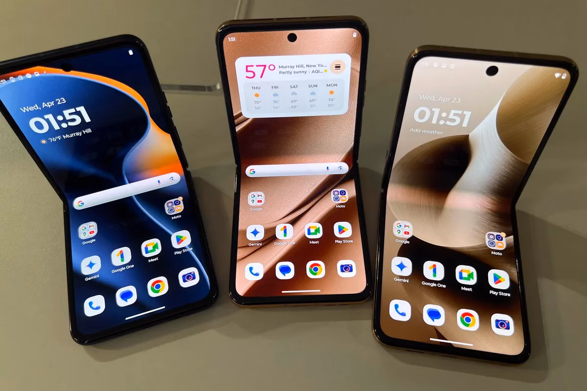 Три новых Razr: Motorola обновила складные смартфоны 2025 года 7 motorola razr 2025 lineup half folded.jpg