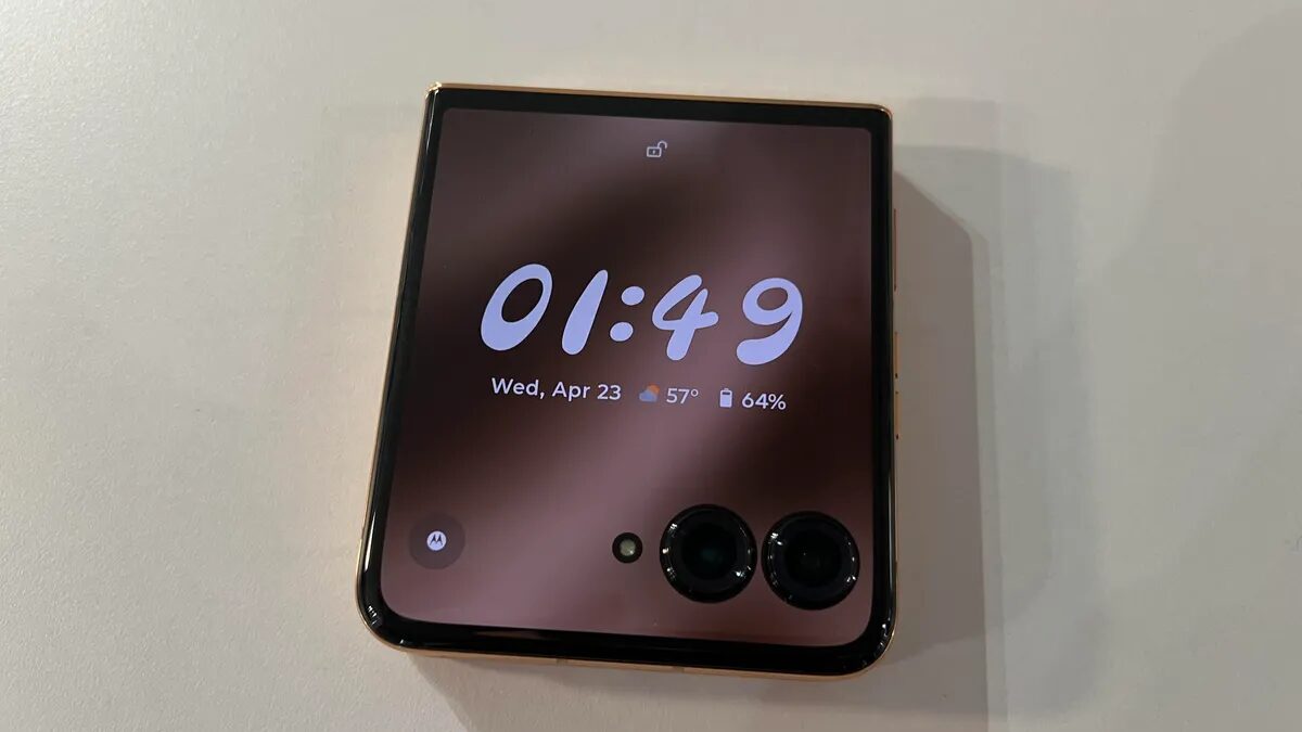 Три новых Razr: Motorola обновила складные смартфоны 2025 года 10 motorola razr plus cover screen 2025.jpg