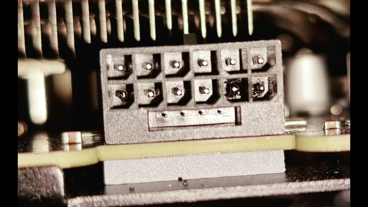 GeForce RTX 5090 снова расплавила кабель — вместе с блоком питания 6 msi 5090 gaming trio melted cable repost with pics v0 ic384mqyprse1.png