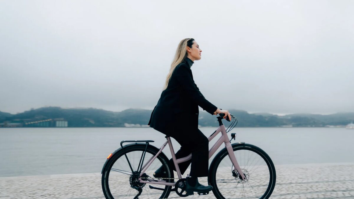 Электровелосипед Ampler Nova заряжается через USB-C — и это не первоапрельская шутка 17 nova riding 2.jpg