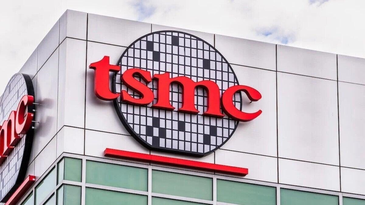 Здание TSMC с логотипом на фасаде, современная офисная башня в Аризоне