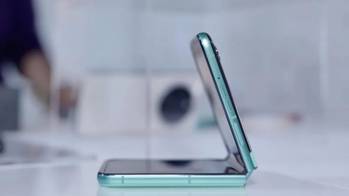 Три новых Razr: Motorola обновила складные смартфоны 2025 года 13 razr sb v2 00 04 09 04 still007.jpg