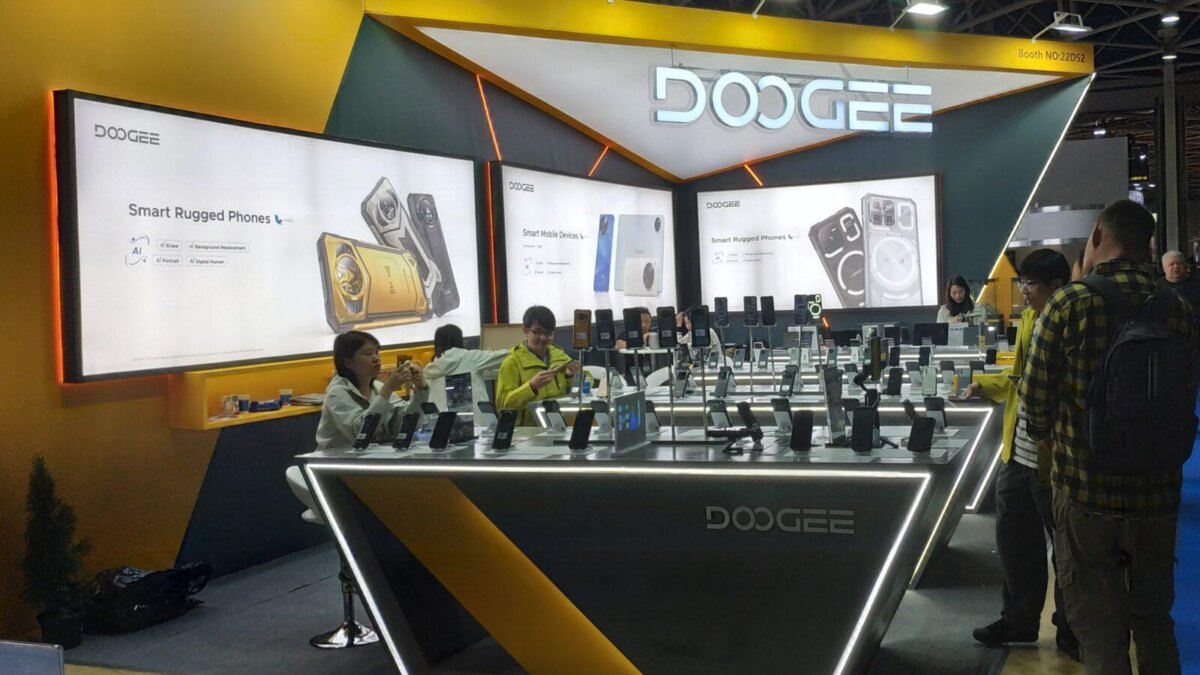 На стенде DOOGEE  были представлены обновленные линейки защищенных смартфонов для любителей экстрима, путешественников и геймеров, инновационные 5G-устройства и умные фитнес-гаджеты.
