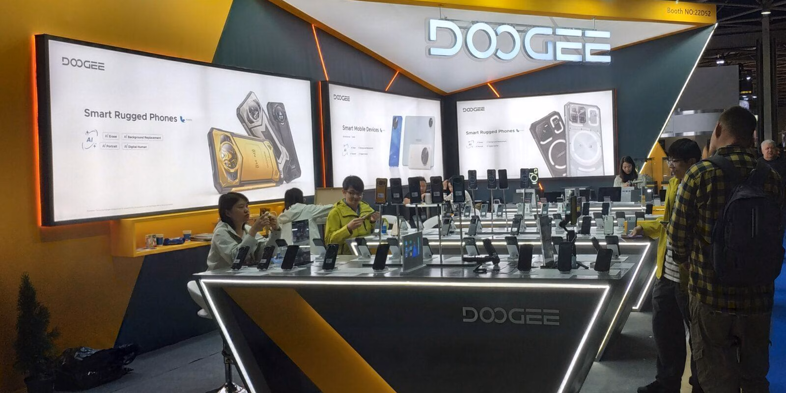 DOOGEE со слоганом AI на выставке "Связь-2025" 9 На стенде DOOGEE были представлены обновленные линейки защищенных смартфонов для любителей экстрима, путешественников и геймеров, инновационные 5G-устройства и умные фитнес-гаджеты.