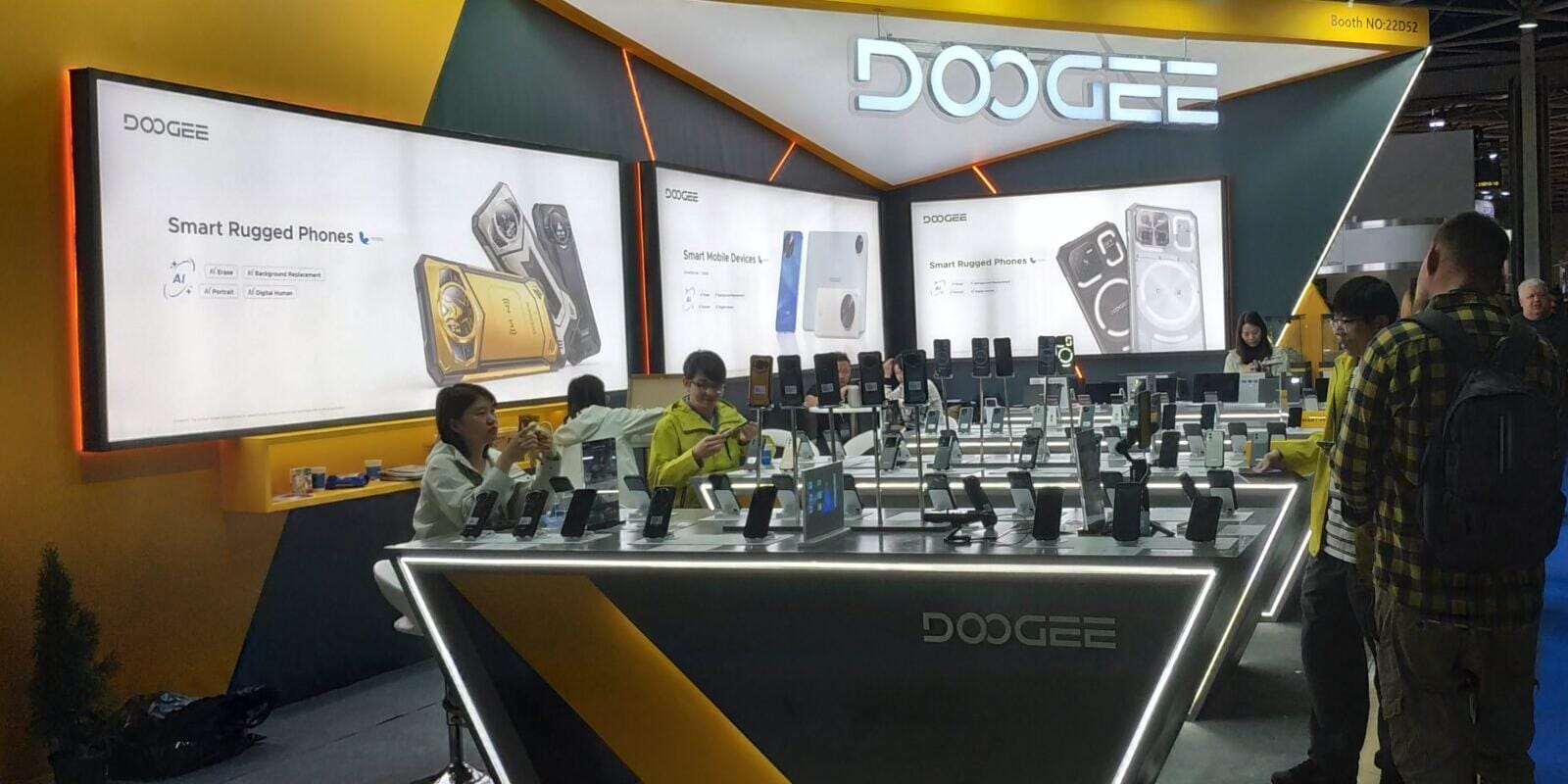 На стенде DOOGEE  были представлены обновленные линейки защищенных смартфонов для любителей экстрима, путешественников и геймеров, инновационные 5G-устройства и умные фитнес-гаджеты.