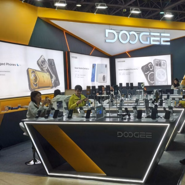 На стенде DOOGEE  были представлены обновленные линейки защищенных смартфонов для любителей экстрима, путешественников и геймеров, инновационные 5G-устройства и умные фитнес-гаджеты.
