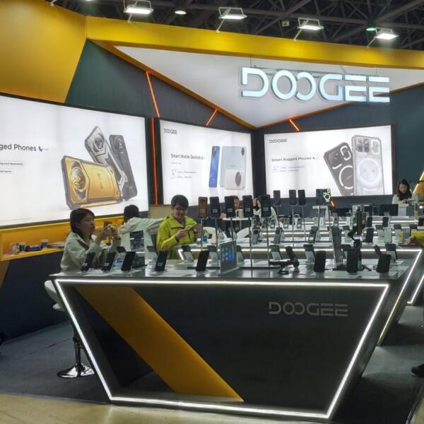 На стенде DOOGEE  были представлены обновленные линейки защищенных смартфонов для любителей экстрима, путешественников и геймеров, инновационные 5G-устройства и умные фитнес-гаджеты.