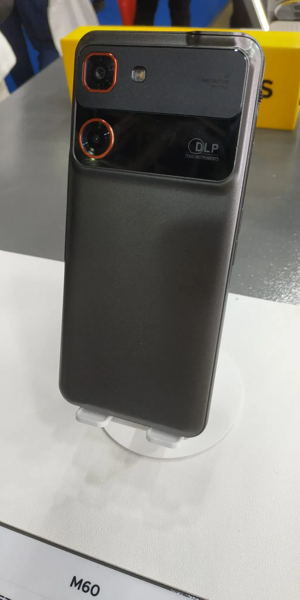 Первый ультратонкий смартфон DOOGEE M60 с проектором