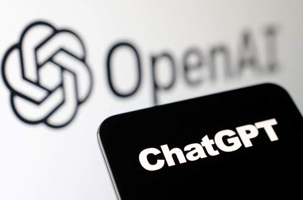 Экран смартфона с надписью ChatGPT на фоне логотипа OpenAI