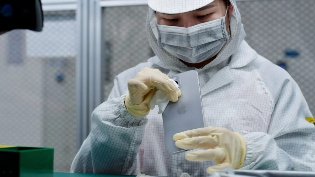 Трамп уверен: iPhone можно собирать в США — вопреки мнению Apple 3 trump believes apple could manufacture iphones in the u s v0