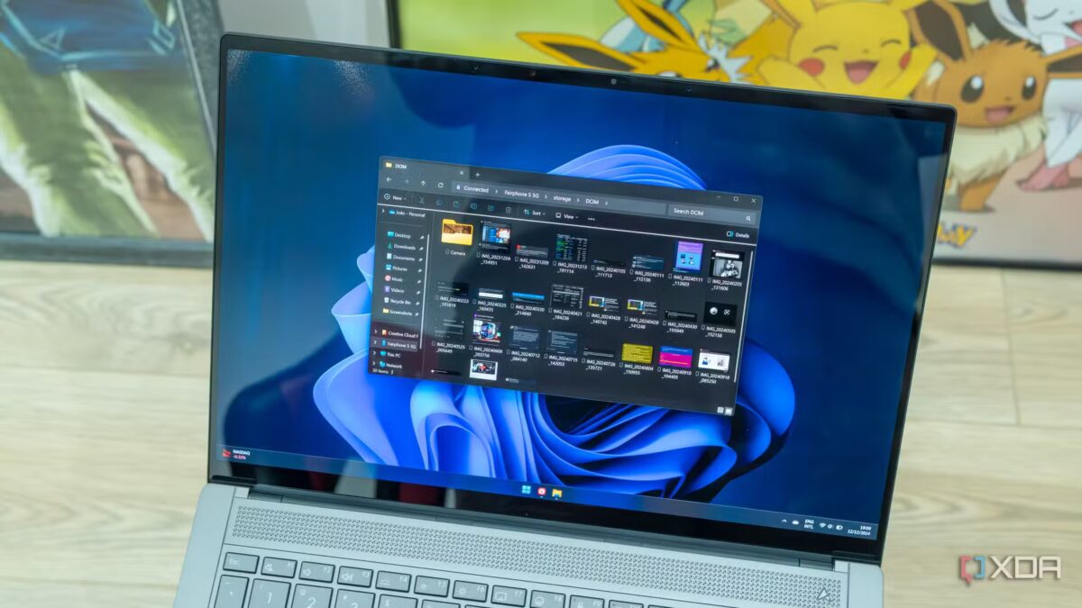 Ноутбук с обновленным интерфейсом Проводника Windows 11 и новой компоновкой окон
