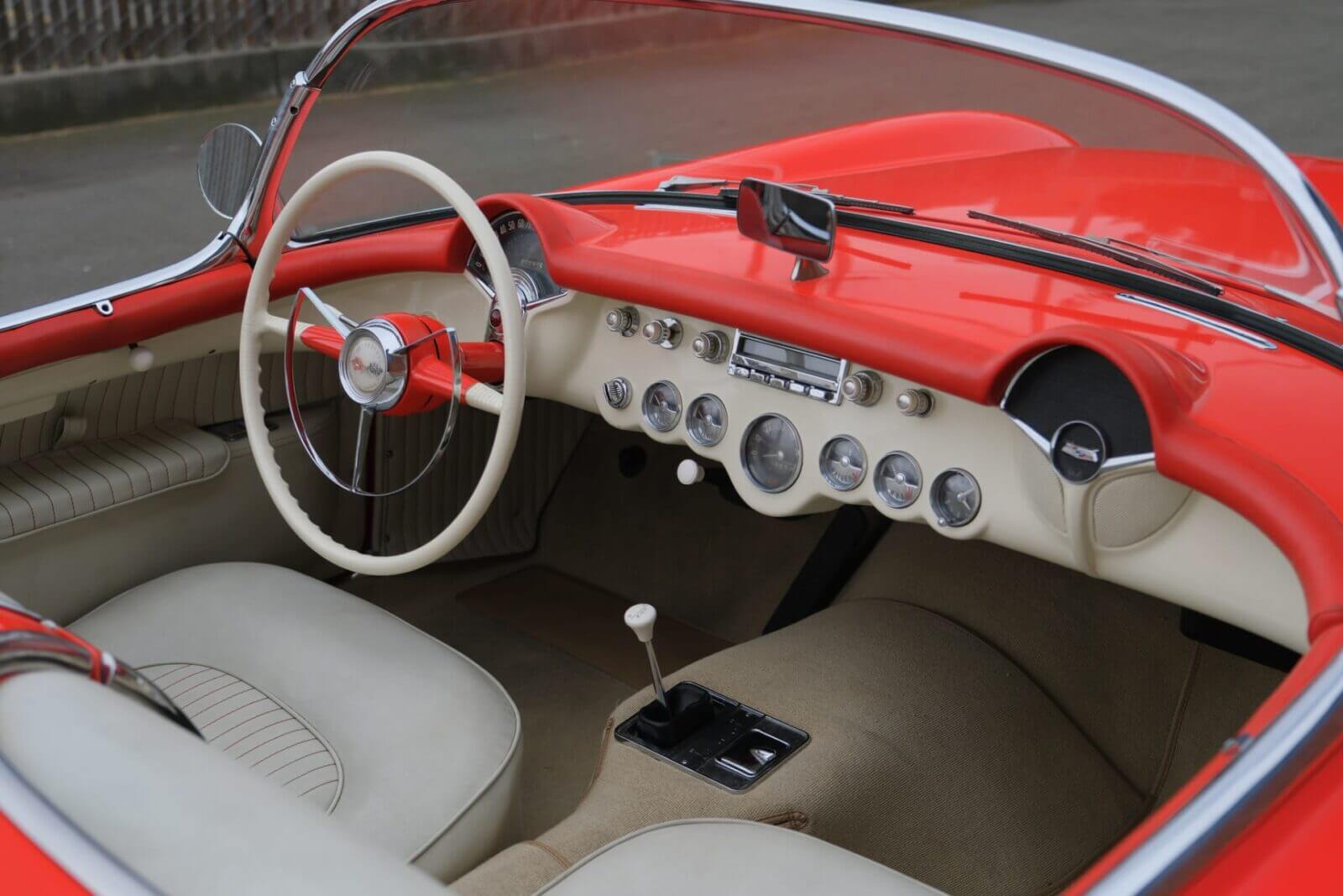 На аукцион выставлен Corvette C1, с которого началась эра V8 6 1955 chevrolet corvette 250420 ex87 070 24302 896070