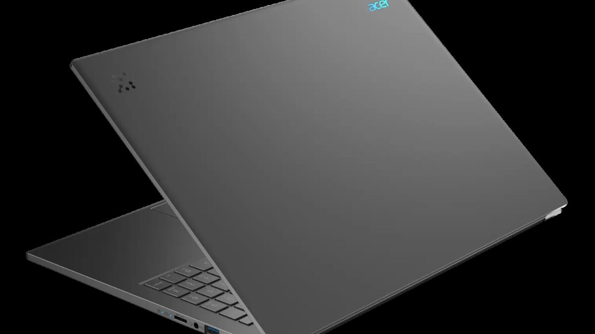 Асер Aspire 16 AI ноутбук с приподнятым крышком