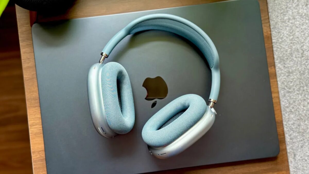 Наушники AirPods Max в светлом цвете на черном ноутбуке