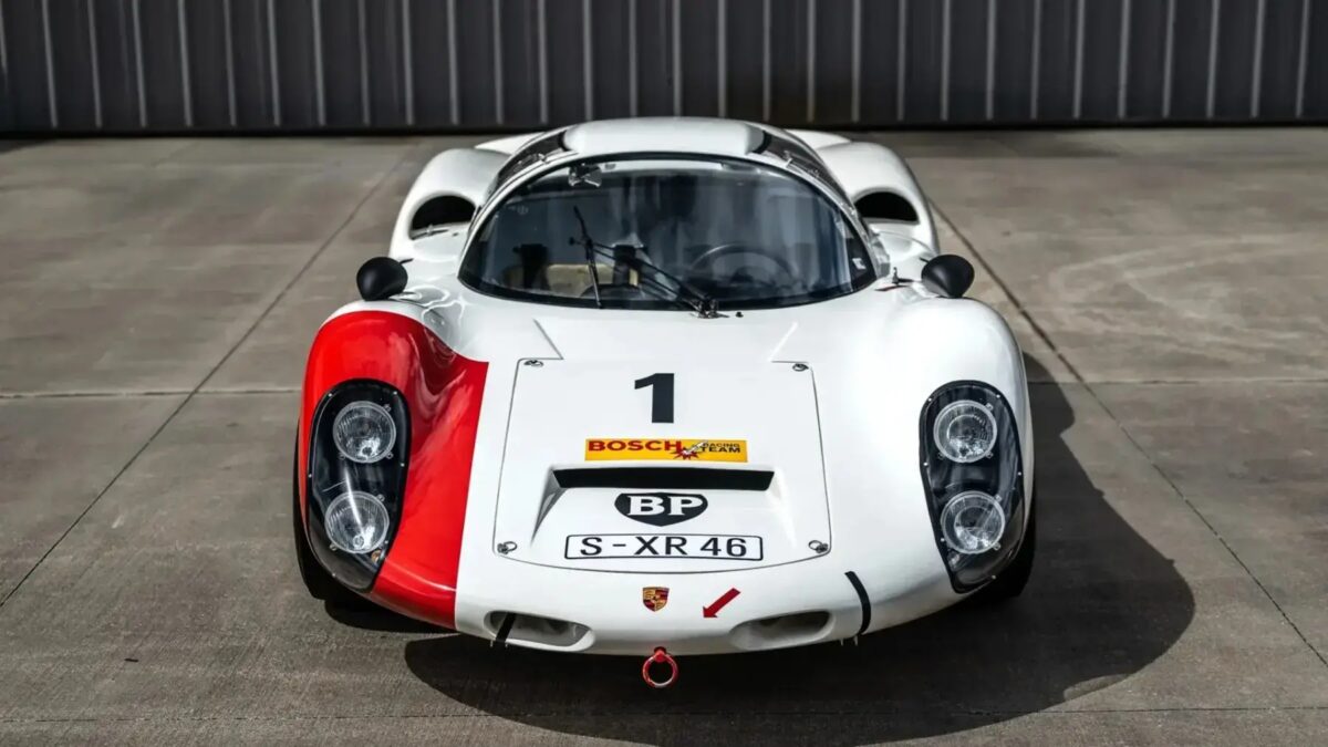 Редкий Porsche 910 на переднем плане, спортивный дизайн