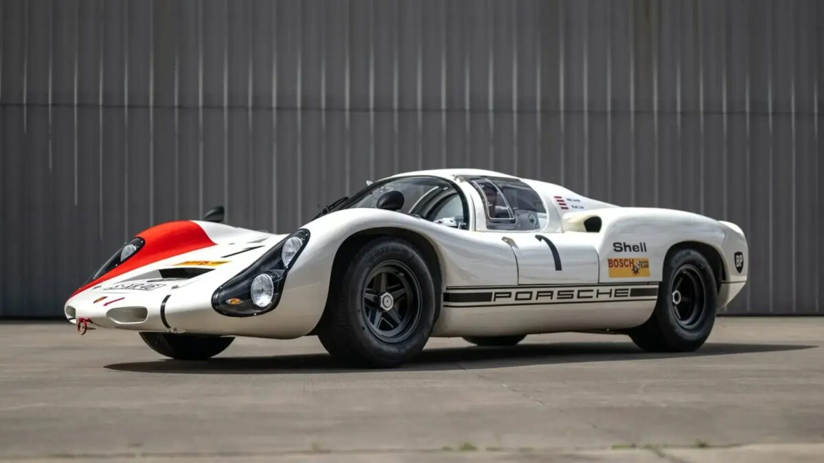 Редкий Porsche 910 на переднем плане на аукционе за $1,3 млн