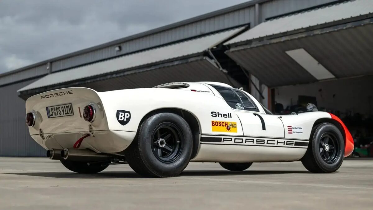 Редкий белый Porsche 910 на гоночной трассе с черными колесами