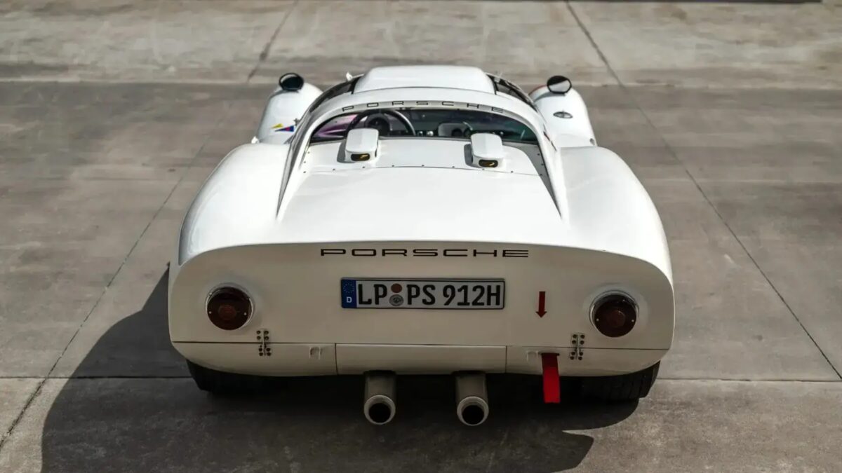 Редкий Porsche 910 с задним видом на дорогу