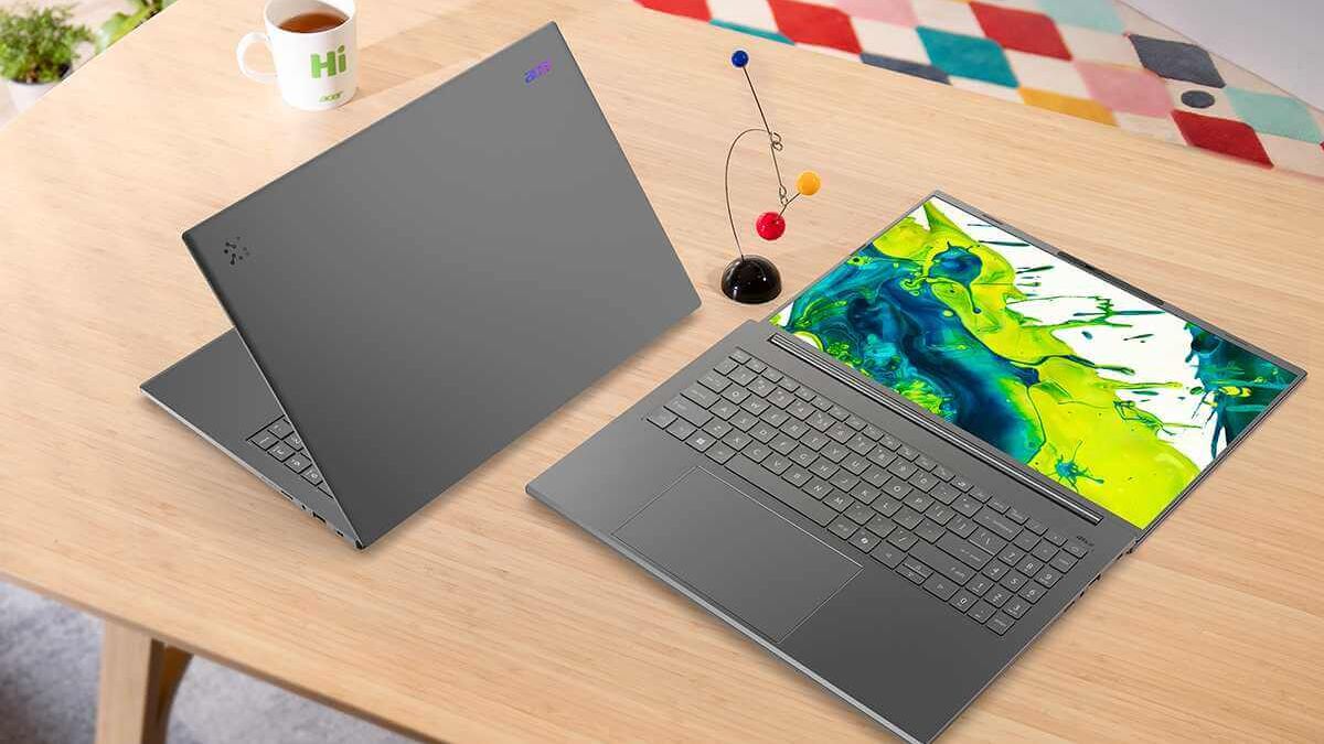 Два ноутбука Acer Aspire 16 AI на столе