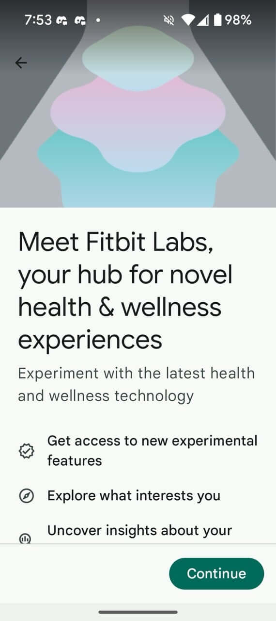 Экран приложения Fitbit с инструкциями и кнопкой продолжить