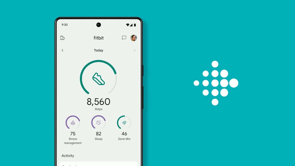 Экран фитнес-трекера Fitbit с отображением шагов и статистики