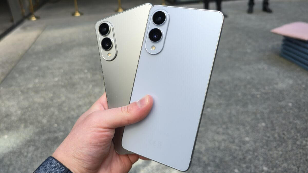 Galaxy S26 Edge: руки с смартфоном и показ камеры на задней панели
