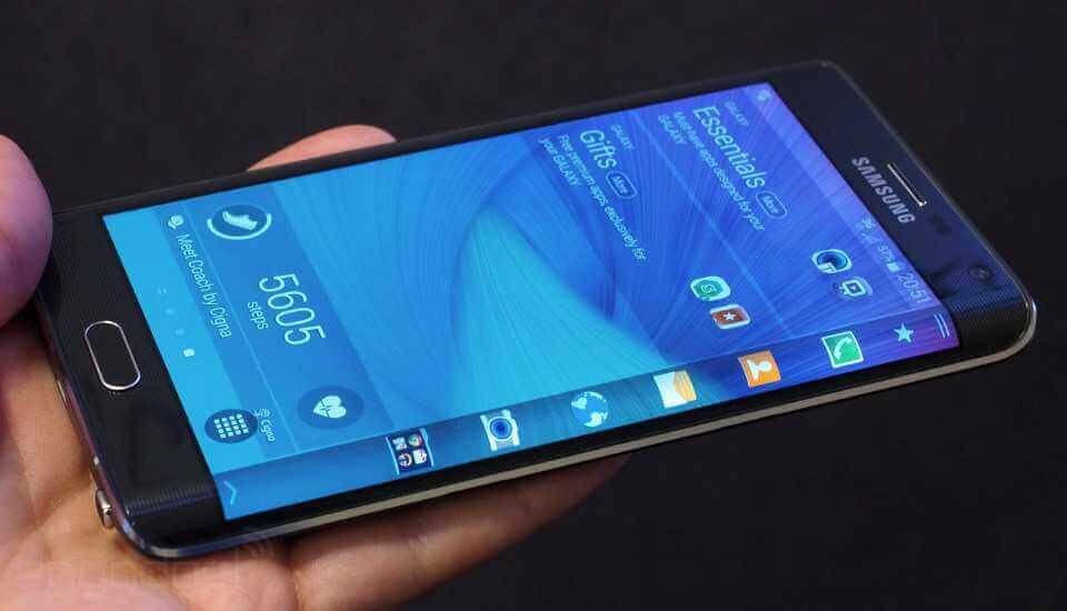 Смартфон Samsung Galaxy S25 Edge в руке, вид снизу: обзор тонкого флагмана с плоским дисплеем