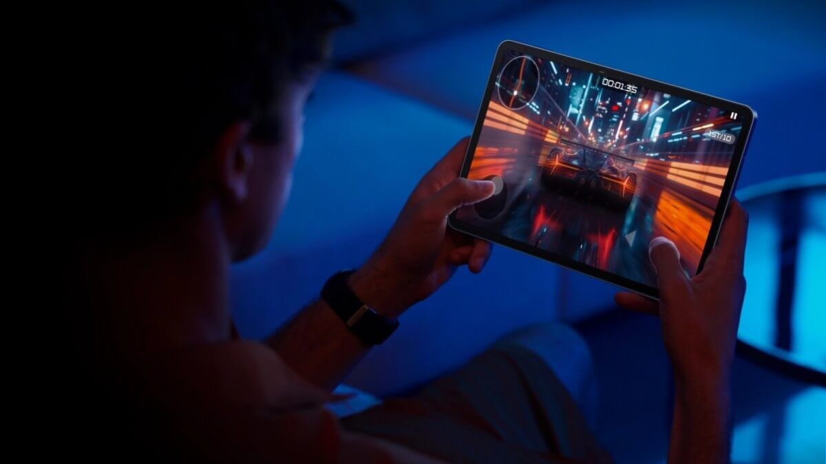 Игровой планшет Infinix XPAD GT во время игры с ярким интерфейсом