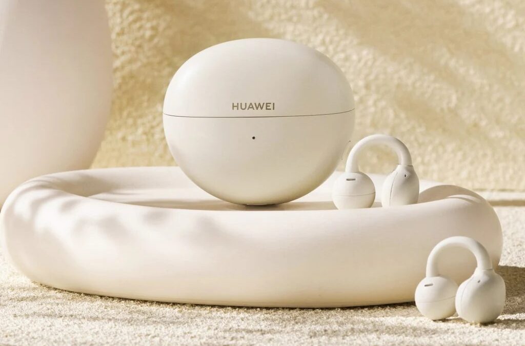 Беспроводные наушники Huawei FreeClip в белом цвете на белой подставке
