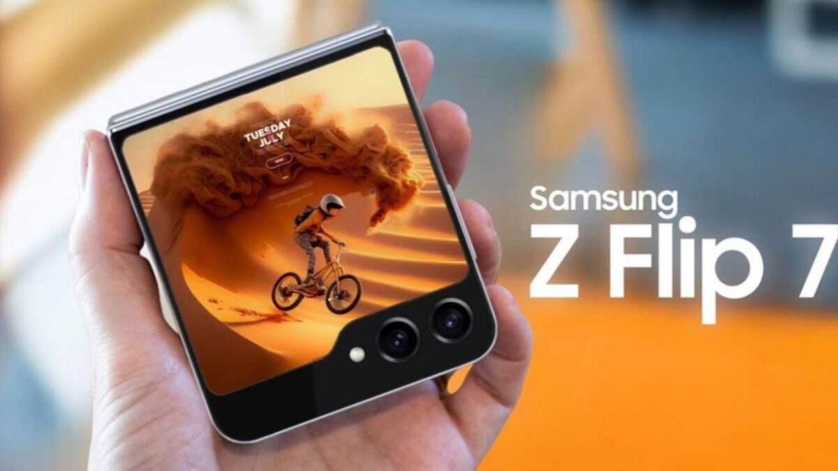 Складной смартфон Samsung Galaxy Z Flip 7 с двойной камерой и дисплеем на фоне заката