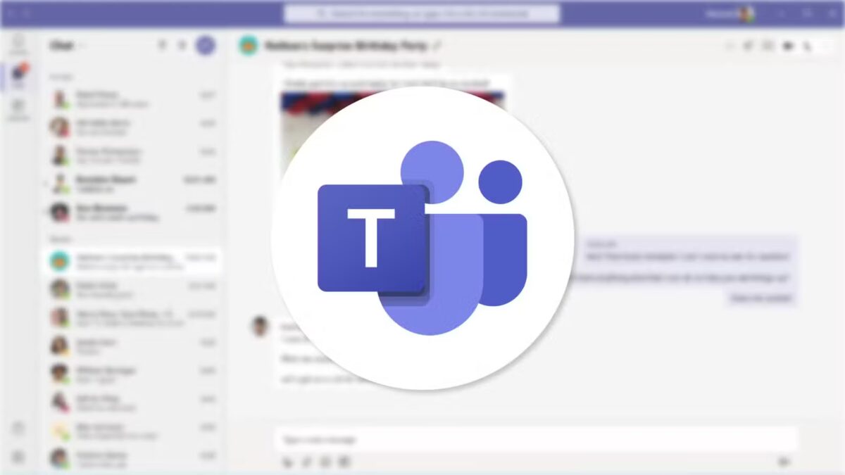 Логотип Microsoft Teams на фоне интерфейса почтового клиента