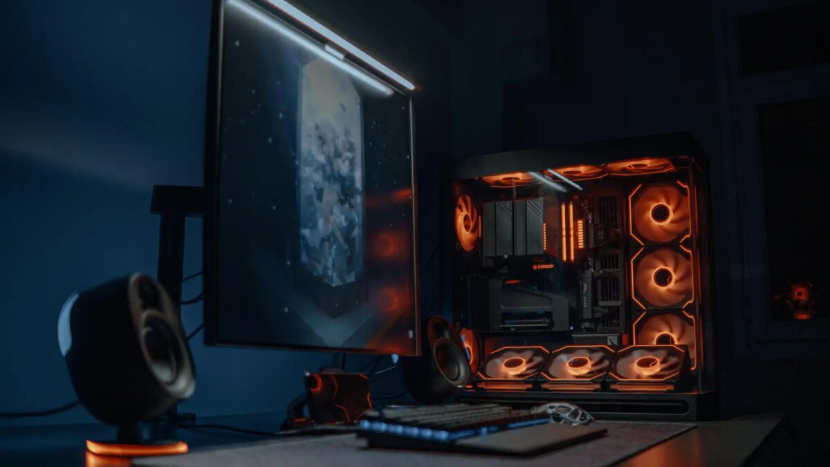 Компактный игровой ПК с RGB-подсветкой и вентиляторами внутри корпуса