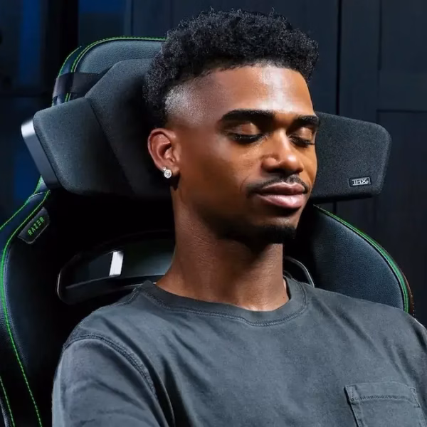 razer predstavila podgolovnik kolonku eyo mozhno razmestit na gejmerskom kresle 13