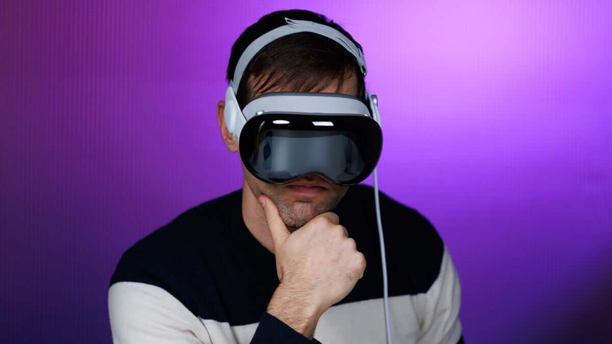 report notes that excitement over vision pro purchases soon turned to regret.webp